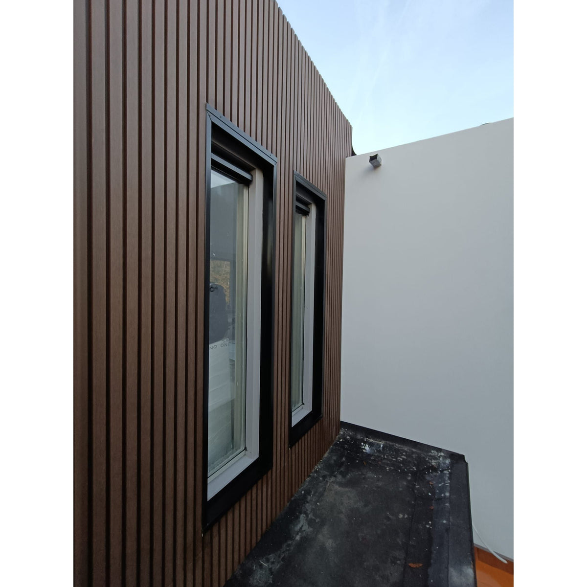 Muster Verbundstoff-Fassadenprofile: Walnut