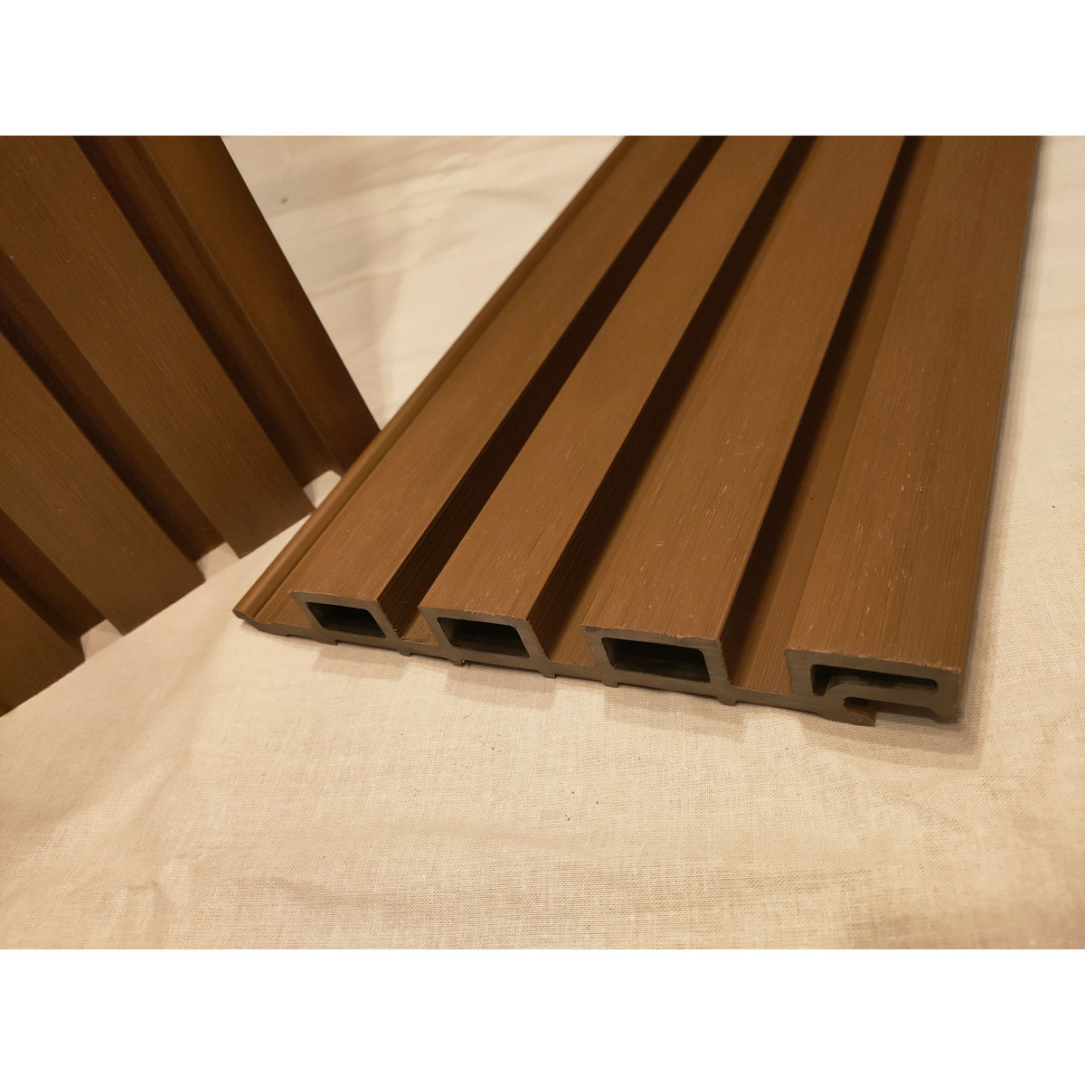 Muster Verbundstoff-Fassadenprofile: Teak