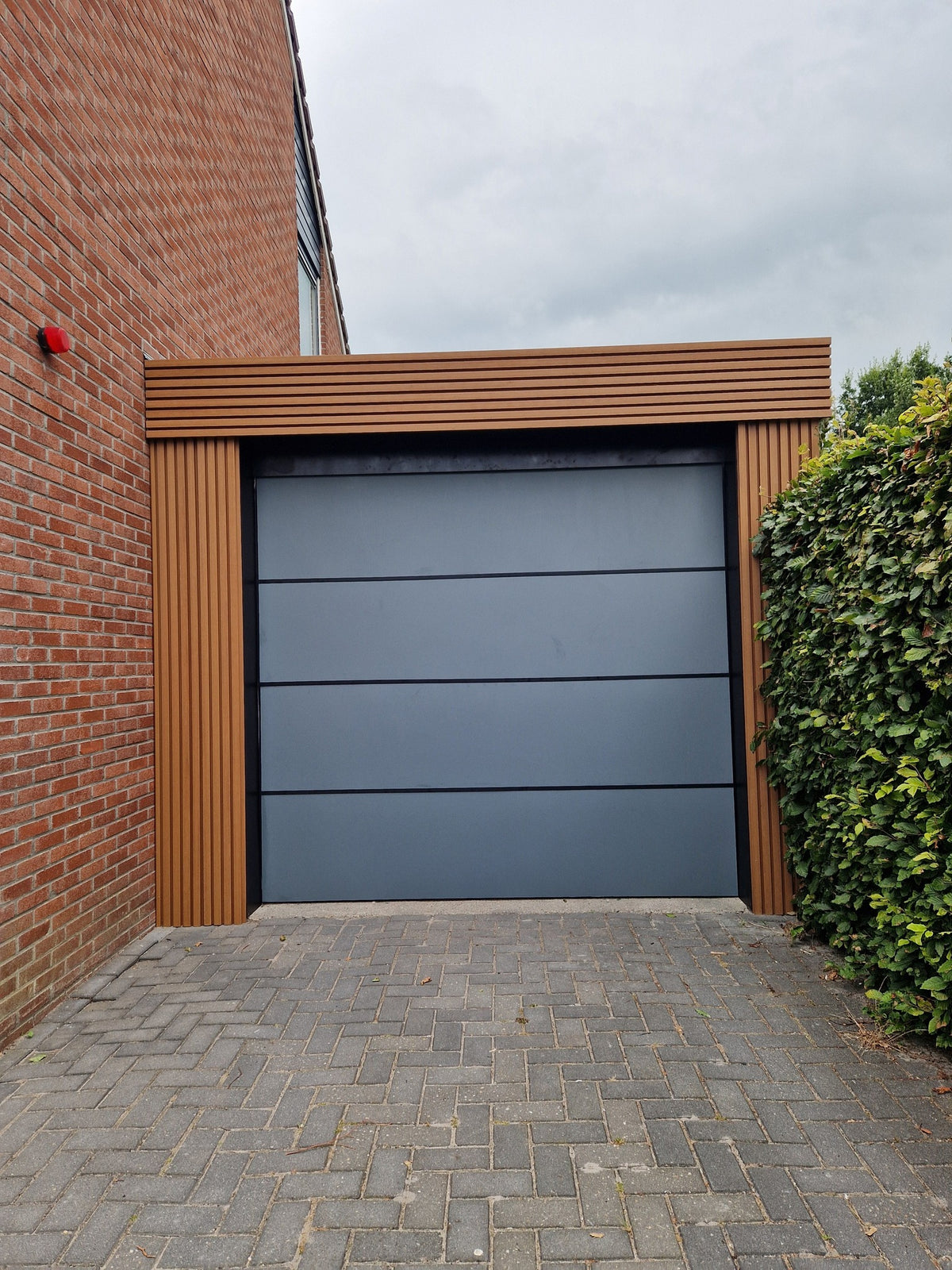 Lichte Teak  kleur  gevelbekleding voor carport