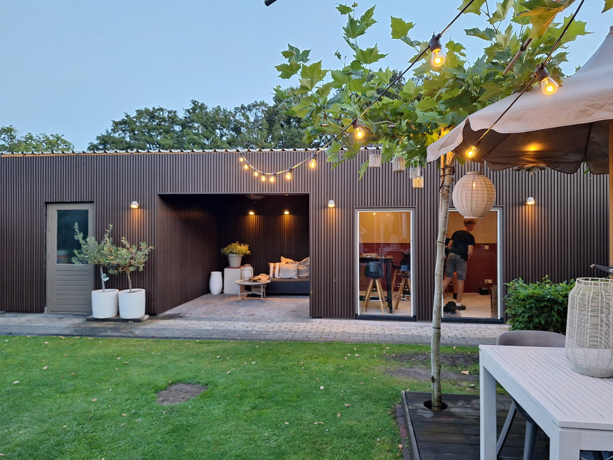 Walnoot kleur composiet gevelbekleding voor grote tuinhuis of bijgebouw